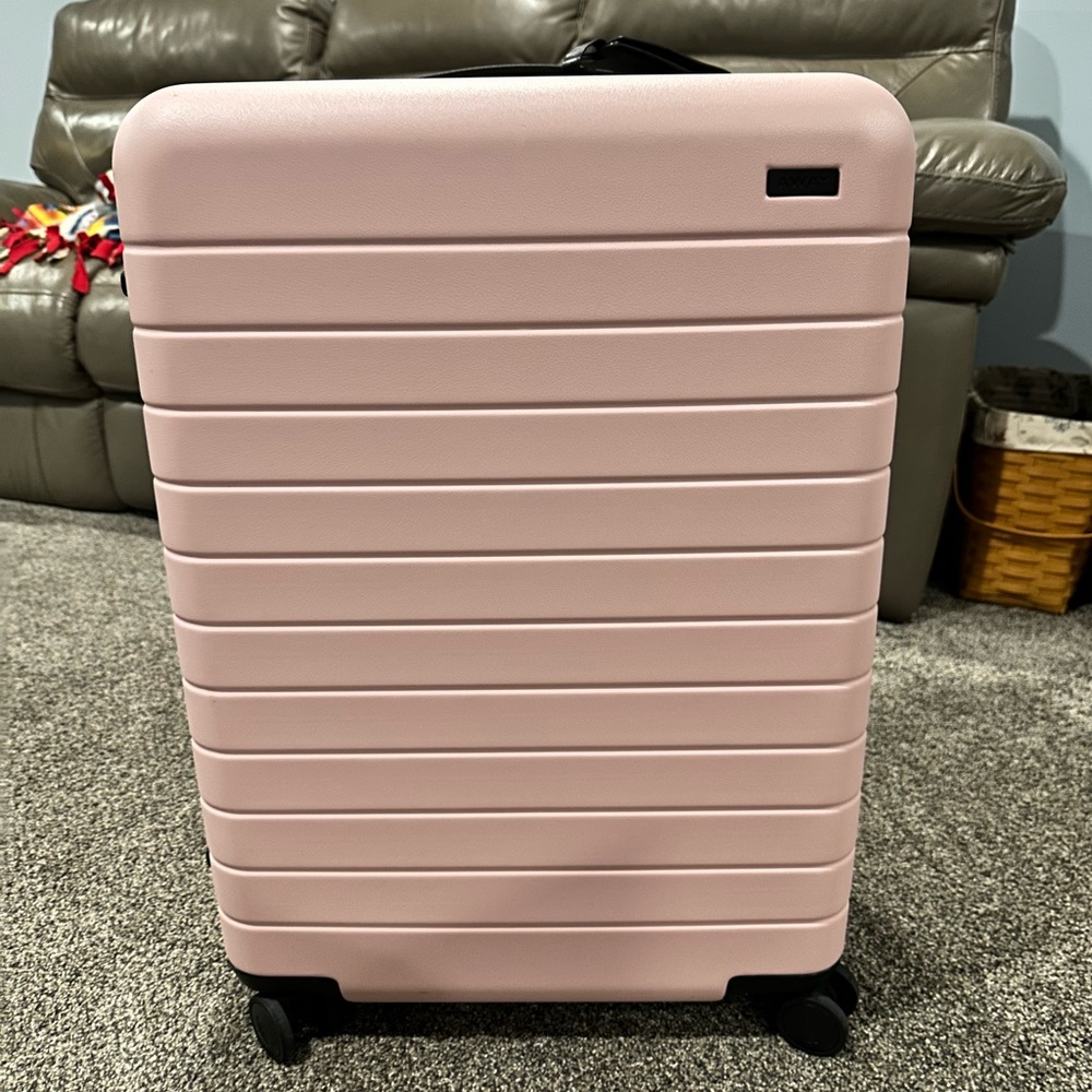 NEW Away The Medium Luggage in Blush